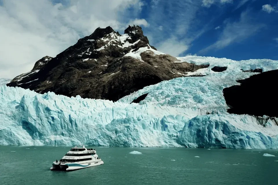 Du ngoạn bằng tàu trên hồ Argentino