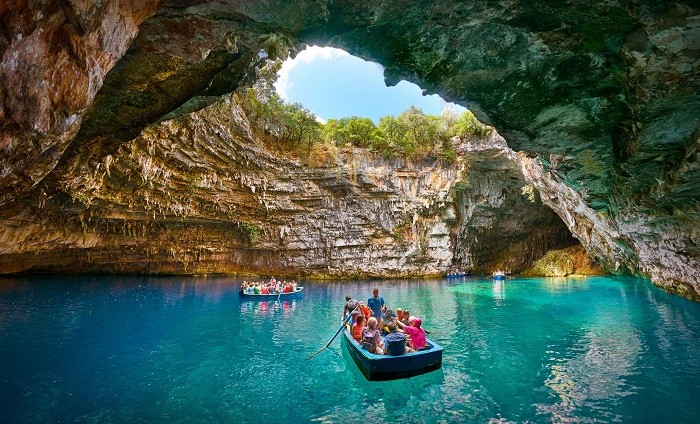 Khám phá Động Melissani khi du lịch Châu Âu