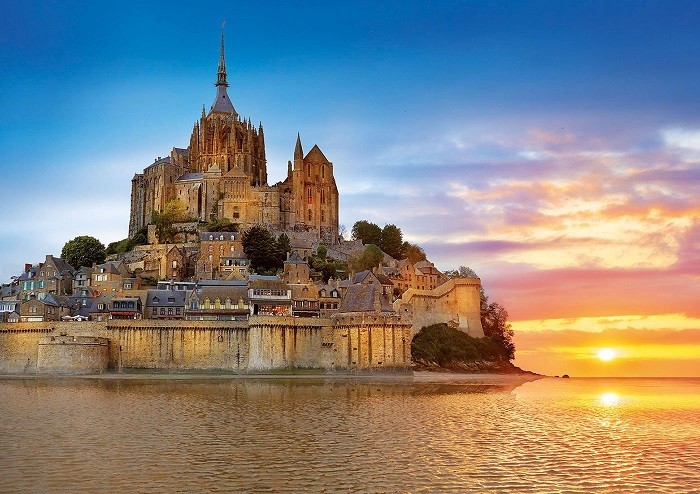 lau-dai-mont-saint-michel-huyen-bi-tren-dao-va-giai-thoai-thanh-aubert-davranches-premier-tour.jpg