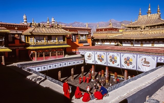 den-jokhang-du-lich-tay-tang-1708858417.jpg