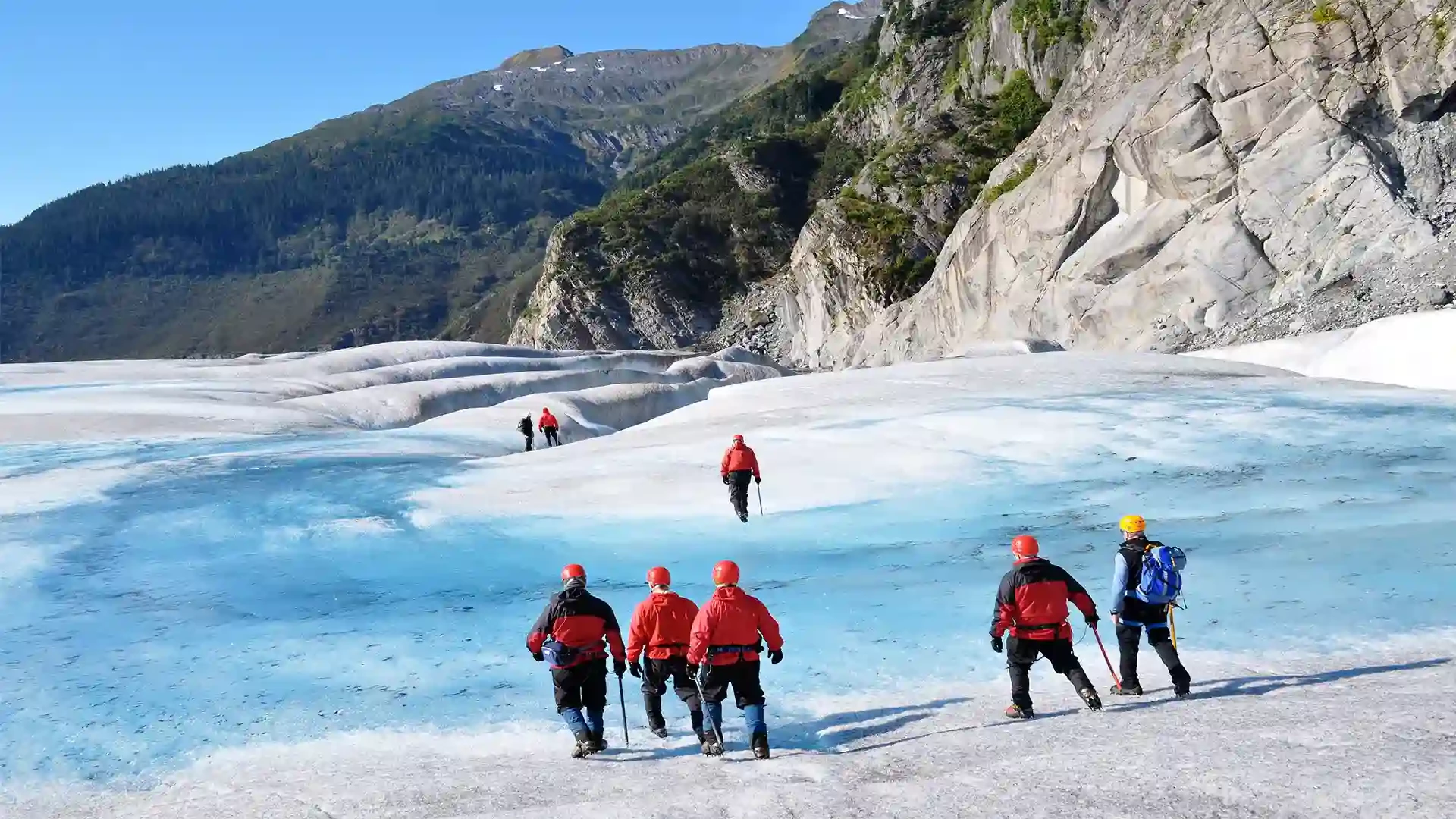 Trải nghiệm thú vị đi bộ trên sông băng tại Alaska