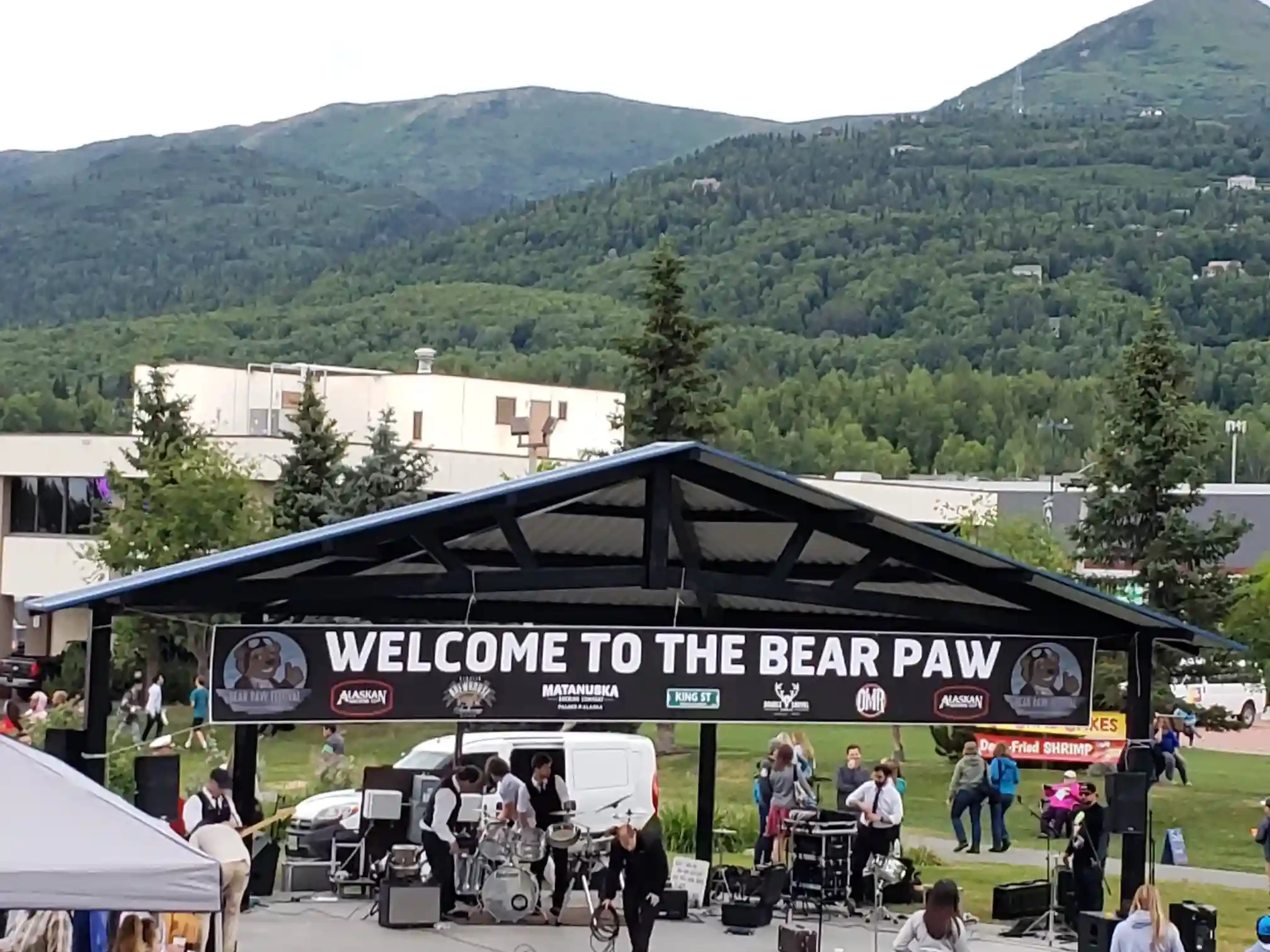 Bear Paw Festival được tổ chứ trên khắp thị trấn Eagle River