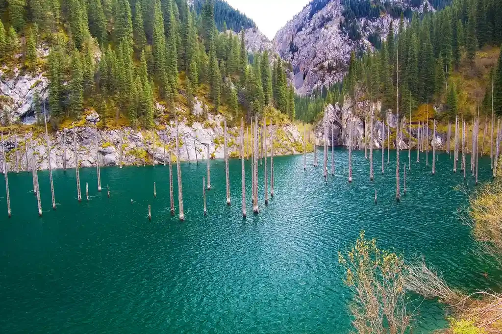 du lịch kazakhstan khám phá Hồ Kaindy