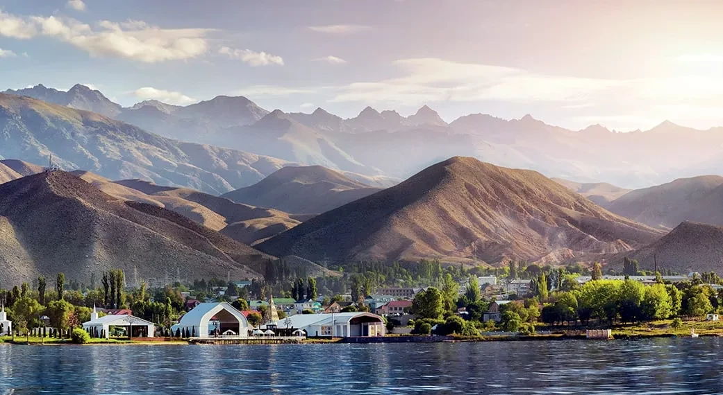 Hồ Issyk-Kul viên ngọc xanh của Kyrgyzstan