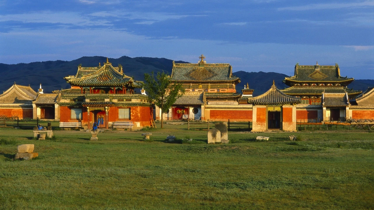 Tu viện Erdene Zuu là công trình ấn tượng và dễ nhận biết nhất tại khu vực.