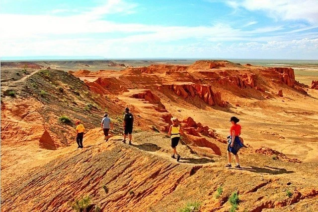 Vách đá cháy Bayanzag là nơi đáng để bạn trải nghiệm.