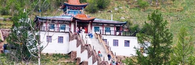 Tu viện Manzushir là tọa lạc tại một vị trí đẹp mắt trên sườn phía nam của dãy núi Bogd Khan.