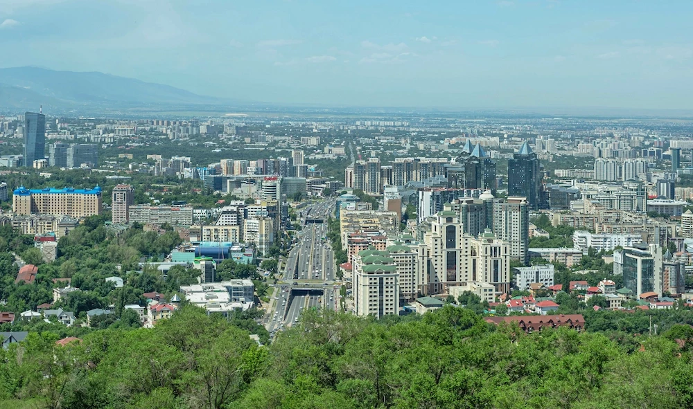 Thành phố Almaty tọa lạc tại khu vực đông nam của Kazakhstan, nép mình duyên dáng dưới chân dãy núi Trans-Ili Alatau hùng vĩ.