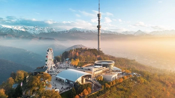Ngọn Kok Tobe là điểm ngắm toàn cảnh thành phố Almaty nổi tiếng.