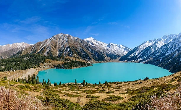 Hồ Big Almaty là một hồ nước tự nhiên nằm ở độ cao ấn tượng.