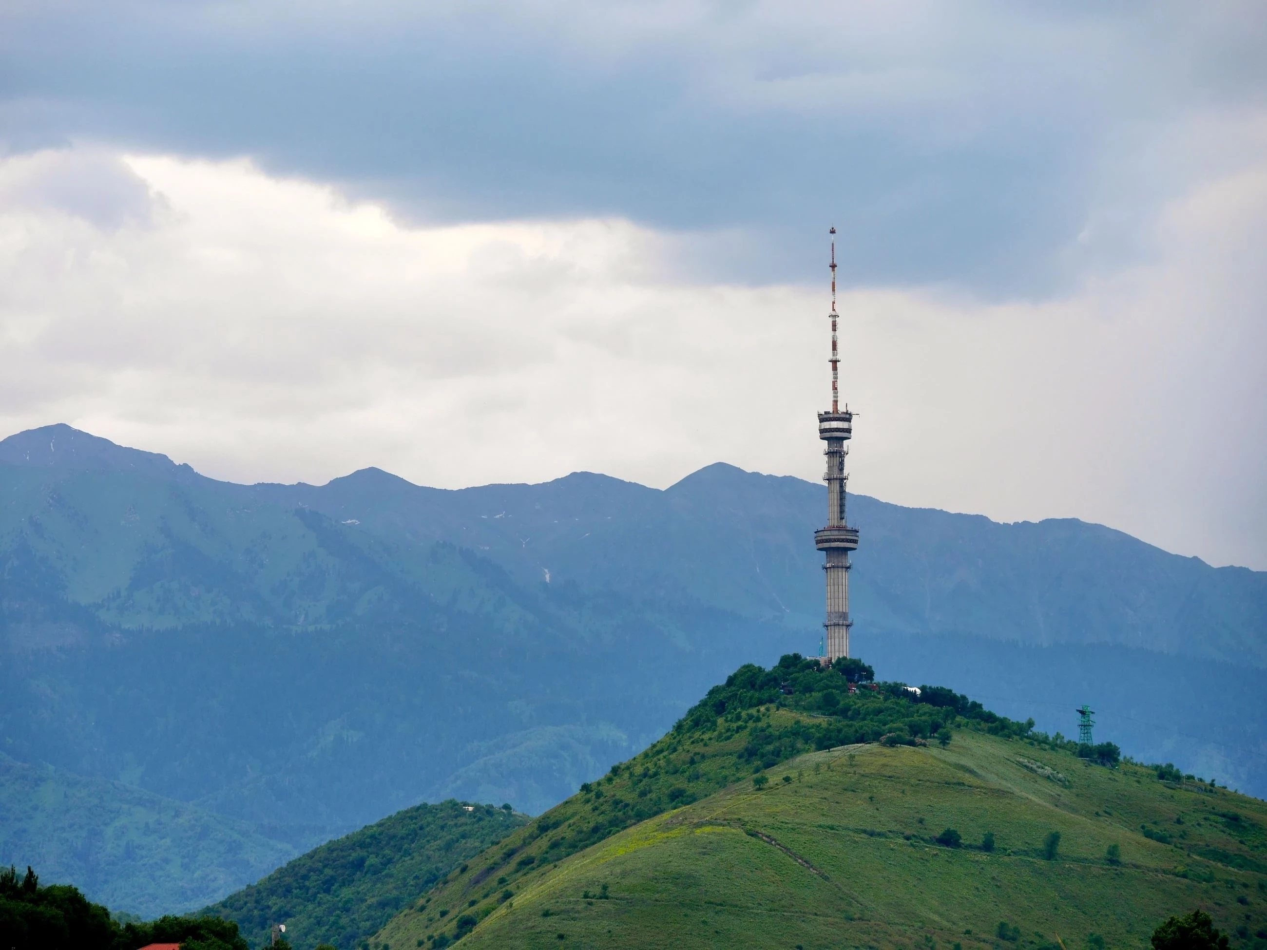 Tầm nhìn toàn cảnh Almaty ngoạn mục.