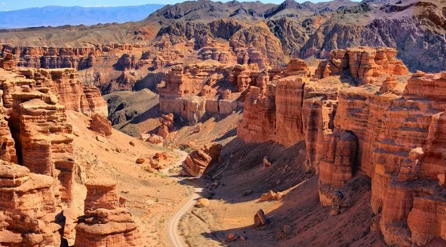 Hẻm núi Charyn là một hẻm núi đá tự nhiên trải dài ấn tượng, nằm ở vùng Almaty.