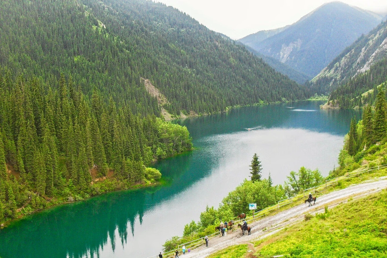 Công viên Quốc gia Ile-Alatau là một khu bảo tồn thiên nhiên rộng lớn và có vai trò cực kỳ quan trọng, tọa lạc ngay phía nam của thành phố Almaty