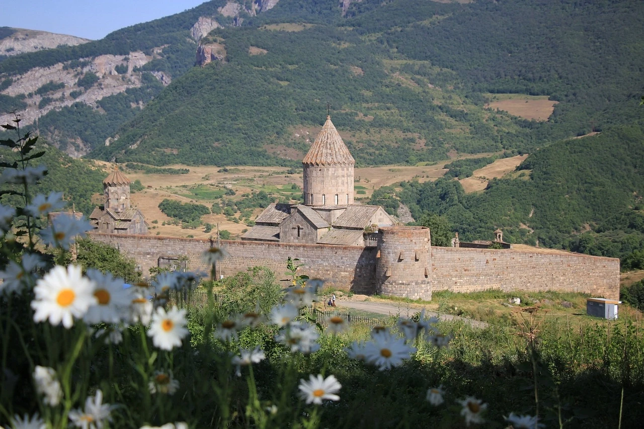 Tu viện Tatev là một khu phức hợp tu viện của Giáo hội Tông truyền Armenia