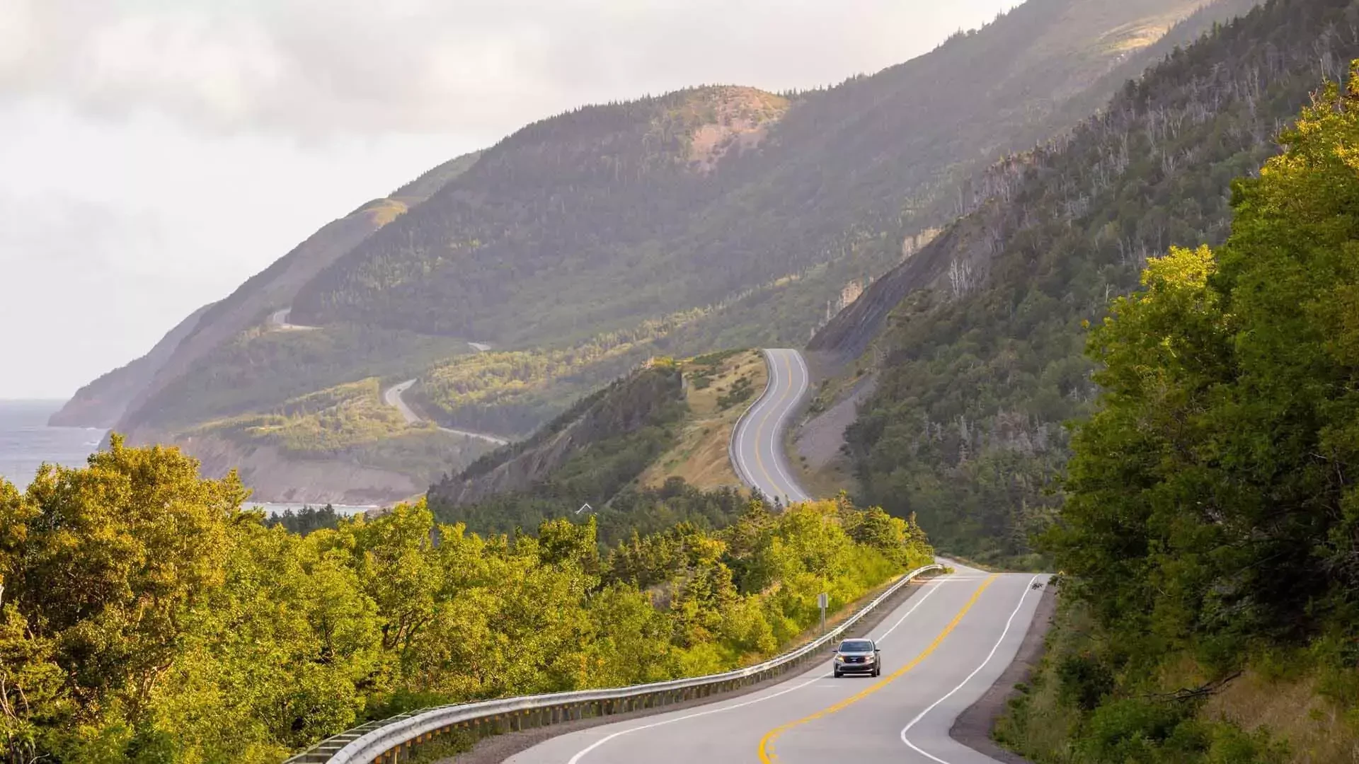 Nằm ở bờ biển phía Đông Canada, Cabot Trail là một cung đường vòng dài gần 300 km ôm trọn mũi phía bắc của đảo Cape Breton.