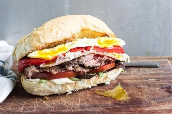Bánh mì kẹp thịt Chivito