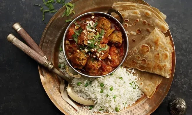 Cà ri và bánh Roti