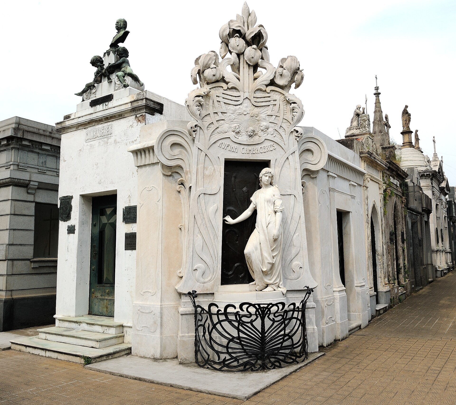 tomb-of-rufina-cambaceres-at-cementerio-de-la-recoleta-in-buenos-aires-in-2014-1775272123.jpg