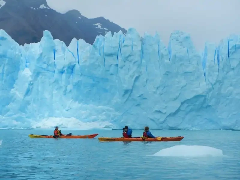 Chèo kayak giữa sông băng