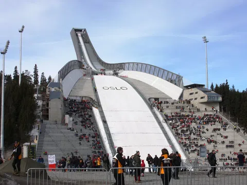Khám phá bảo tàng trượt tuyết Holmenkollen: Biểu tượng thể thao mùa đông của Na Uy