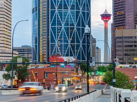 Tháp Calgary: Biểu tượng rực rỡ của thành phố Alberta