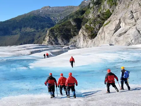 Trải Nghiệm Đi Bộ Trên Sông Băng Thú Vị Tại Alaska