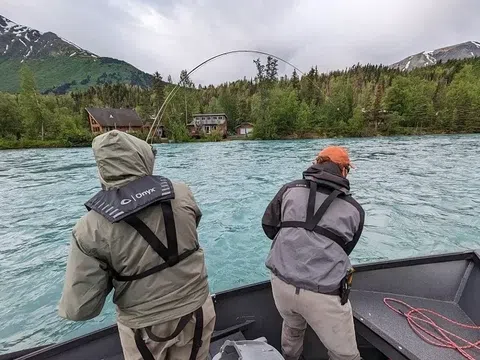 Trải Nghiệm Câu Cá Hồi Tại Sông Băng Alaska