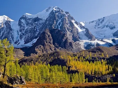 Núi Altai ba đầu hùng vĩ nằm giữa Kazakhstan