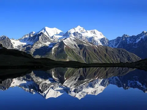Núi Belukha: Vẻ đẹp dãy núi biên giới giữa Nga và Kazakhstan