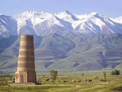 Tòa tháp Burana nổi tiếng bậc nhất tại phía Bắc Kyrgyzstan