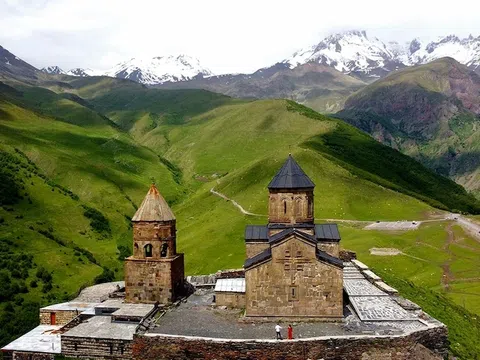 Thành phố Kazbegi: Vẻ đẹp của thành phố nằm cạnh dãy núi Caucasus