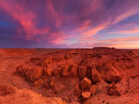 Vách đá cháy Bayanzag: Điểm đến thú vị tại sa mạc Gobi