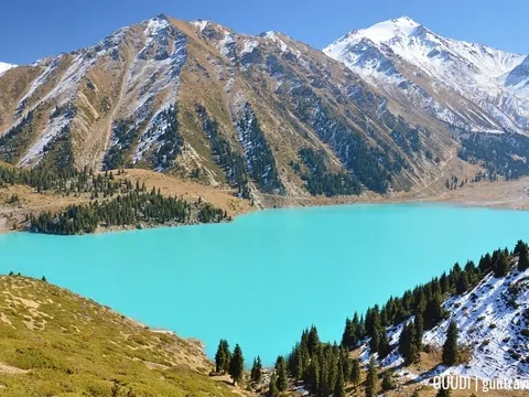 Dãy núi Alatau hùng vĩ nằm giữa Kazakhstan